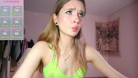 Snapshot of summerhazee chatting on June 2026 07:03:02 PM summerhazee online show from June 2026 07:03:02 PM