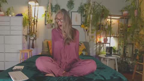 Snapshot of sunnie_dayz chatting on January 2026 04:49:01 AM Hi Im Sunnie - Next show Friday August 1 online show from January 2026 04:49:01 AM