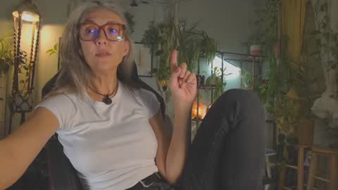 Snapshot of sunnie_dayz chatting on January 2026 05:09:01 AM Hi Im Sunnie - Next show Friday August 1 online show from January 2026 05:09:01 AM