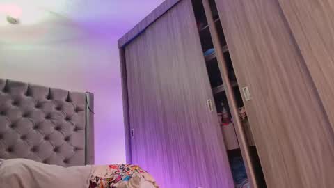 Andrea online show from November 2025 07:59:02 PM