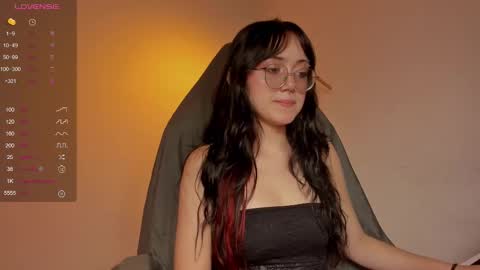 Snapshot of suzumi_ chatting on November 2025 06:51:02 AM Jadde online show from November 2025 06:51:02 AM