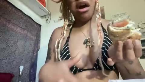 Snapshot of sweeetg1rl chatting on April 2026 11:17:02 PM june online show from April 2026 11:17:02 PM
