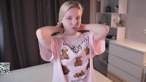 Snapshot of sweet_lily_1 chatting on April 2026 07:20:01 PM Lily online show from April 2026 07:20:01 PM