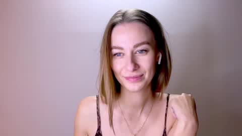 Mia online show from March 2025 03:45:02 PM