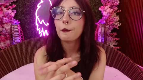 Roxanee online show from April 2026 09:20:02 PM