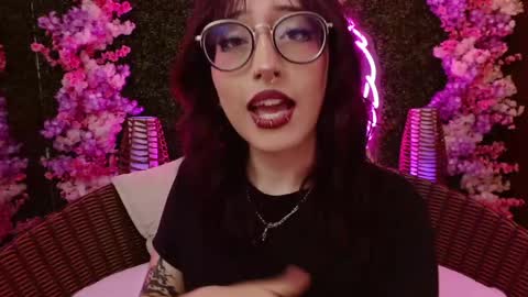 Roxanee online show from April 2026 09:28:01 PM