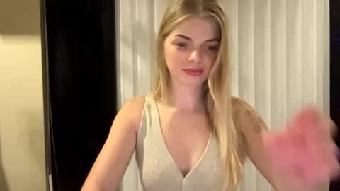 Snapshot of sweet_sinn_ chatting on September 2025 08:45:02 PM Mira online show from September 2025 08:45:02 PM