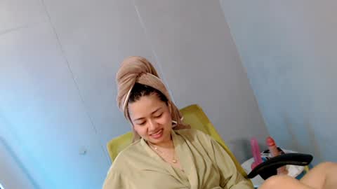 Snapshot of sweet_sirenxx chatting on January 2025 07:43:01 AM Leah online show from January 2025 07:43:01 AM