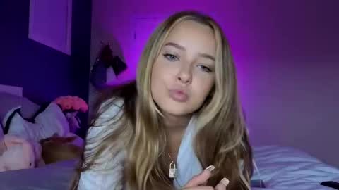 Snapshot of sweetlikedolly chatting on February 2026 07:04:02 AM Dolly online show from February 2026 07:04:02 AM