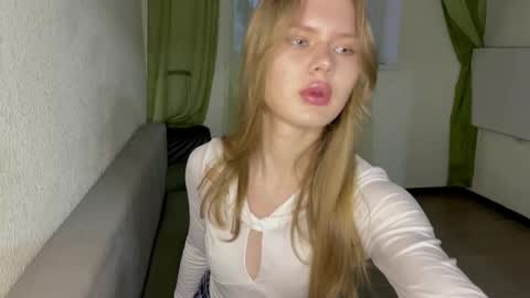 Snapshot of sweetlolly33 chatting on November 2025 04:55:01 AM Lola online show from November 2025 04:55:01 AM