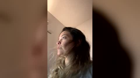 Snapshot of sweetmom1 chatting on March 2026 01:32:02 AM Monic online show from March 2026 01:32:02 AM