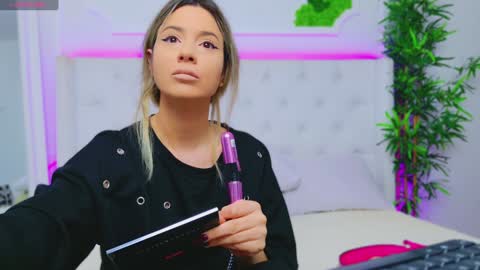 Snapshot of taahiraarabian chatting on December 2024 01:43:02 PM Arianna online show from December 2024 01:43:02 PM