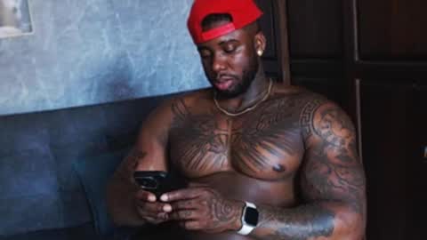 Tairon Tucke online show from December 2024 10:08:02 PM