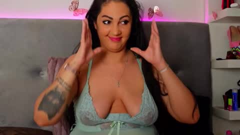 Snapshot of tanyakrosss chatting on October 2025 05:17:02 AM Tania online show from October 2025 05:17:02 AM