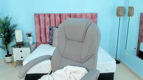 Tati Saldarriaga online show from February 2026 04:01:01 PM