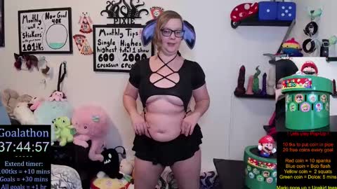 Pixie and Tentacle Overlord online show from November 2025 11:16:02 PM