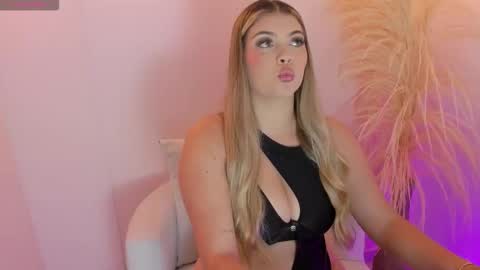 Snapshot of thaliafox_ chatting on February 2026 10:25:02 PM Thalia online show from February 2026 10:25:02 PM