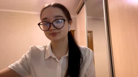 Snapshot of thaliakuchem chatting on February 2026 03:04:01 PM Yumi online show from February 2026 03:04:01 PM