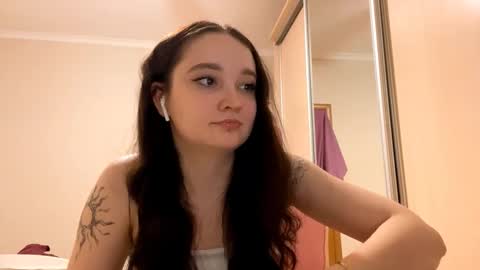 Snapshot of thaliakuchem chatting on March 2026 03:19:02 PM Yumi online show from March 2026 03:19:02 PM