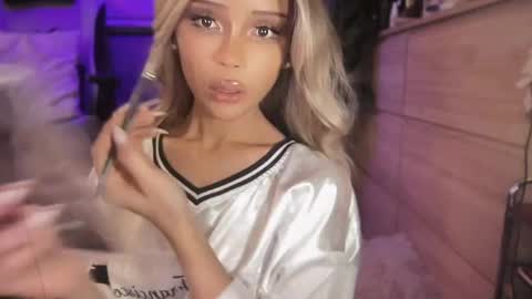 Snapshot of the_enchantressxx chatting on June 2026 09:04:01 AM nabi butterfly online show from June 2026 09:04:01 AM