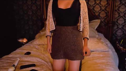 Joan online show from November 2025 08:21:02 PM