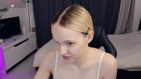 Snapshot of thehousemaid1 chatting on May 2026 07:32:02 PM Lily online show from May 2026 07:32:02 PM