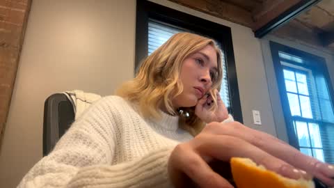 Snapshot of thelittlebambii chatting on January 2025 04:06:02 PM Little Bambii online show from January 2025 04:06:02 PM