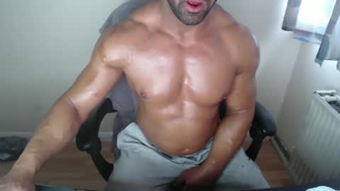 Snapshot of themusclefactory chatting on October 2025 03:33:01 PM TheMuscleFactory online show from October 2025 03:33:01 PM