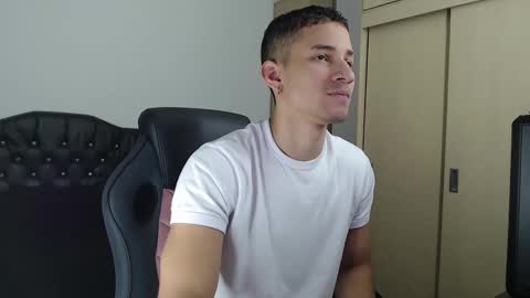 Snapshot of thin_tommy11 chatting on February 2025 10:29:02 PM thin_tommy11 online show from February 2025 10:29:02 PM