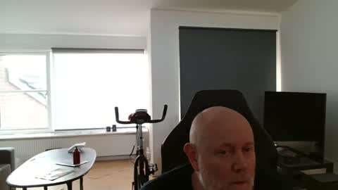 thomash32 online show from October 2025 02:28:02 PM