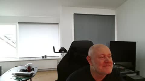 thomash32 online show from November 2025 01:11:02 PM