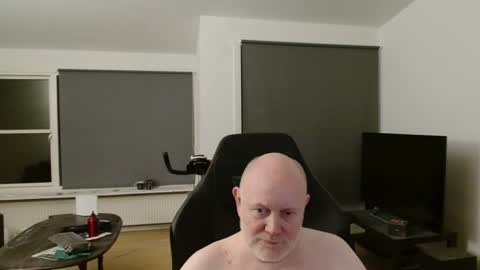 thomash32 online show from November 2025 01:05:01 AM