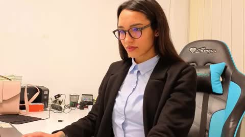 tia_j online show from March 2026 04:57:01 PM