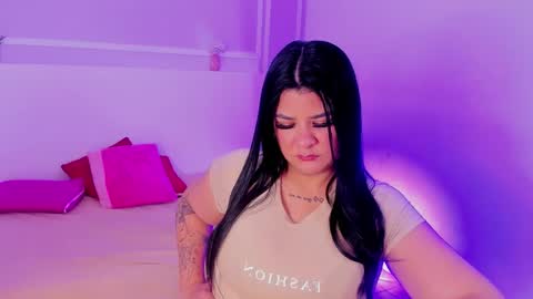 tiannagloww online show from February 2026 06:59:02 PM