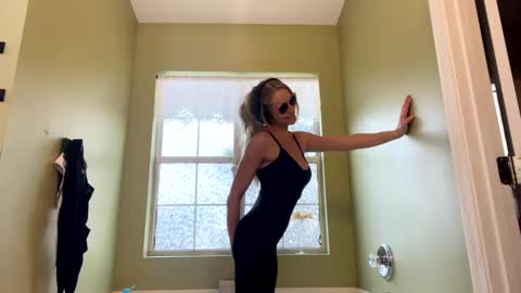 Snapshot of tiffanydove chatting on January 2025 05:17:01 PM Tiffany Dove online show from January 2025 05:17:01 PM