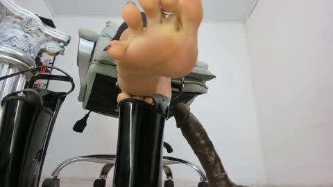 Snapshot of tina_commands chatting on December 2024 09:23:01 PM mistressTina online show from December 2024 09:23:01 PM