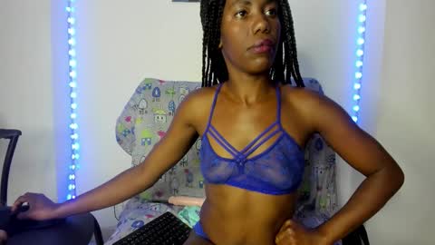 tinas_smith online show from November 2025 01:45:01 PM