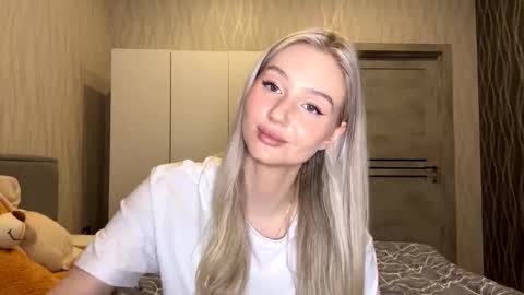 Snapshot of tinavaleri chatting on November 2025 04:51:01 PM Crystalia online show from November 2025 04:51:01 PM