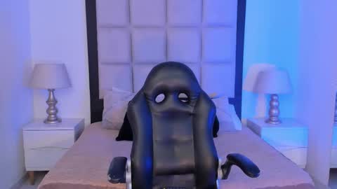 Snapshot of tiny_thomm chatting on February 2026 03:47:02 AM Thomm Independent Model online show from February 2026 03:47:02 AM