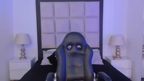 Snapshot of tiny_thomm chatting on February 2026 05:48:02 AM Thomm Independent Model online show from February 2026 05:48:02 AM