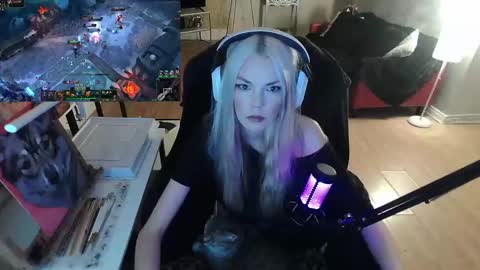 stage Kylie Sinner  brand CLITBAIT online show from February 2025 12:17:01 AM