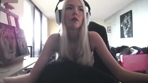 stage Kylie Sinner  brand CLITBAIT online show from September 2025 09:03:02 PM