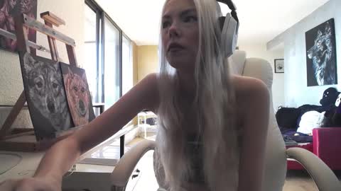 stage Kylie Sinner  brand CLITBAIT online show from October 2025 06:16:02 PM