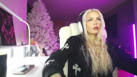 stage Kylie Sinner  brand CLITBAIT online show from February 2026 10:25:01 PM