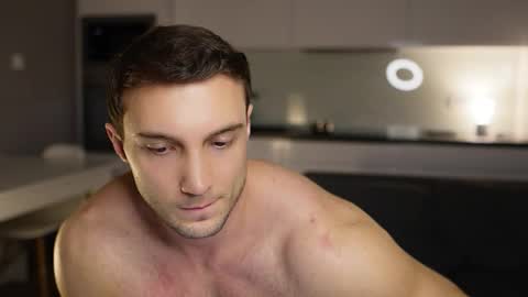 Tom online show from December 2025 07:42:02 PM