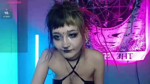 Snapshot of trish_crystal chatting on August 2026 07:30:02 PM Trish online show from August 2026 07:30:02 PM