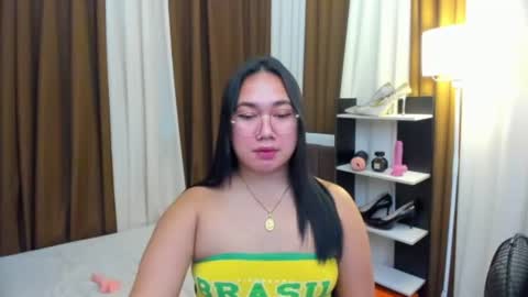 Karen Oquio online show from December 2025 06:48:02 PM