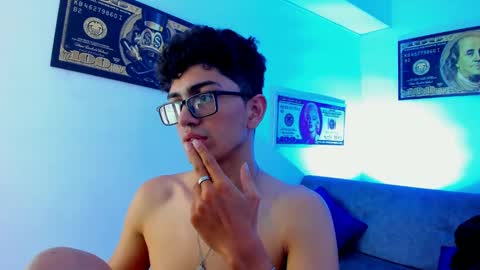 Snapshot of tylerwhiite_ chatting on January 2025 09:06:01 AM online show from January 2025 09:06:01 AM