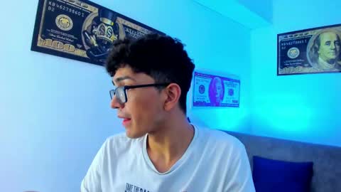 Snapshot of tylerwhiite_ chatting on January 2025 07:04:01 AM online show from January 2025 07:04:01 AM