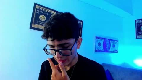 Snapshot of tylerwhiite_ chatting on January 2025 02:45:02 AM online show from January 2025 02:45:02 AM